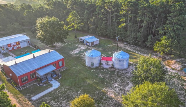 Unique Farmhouse with relaxing outdoor space- hot tub, fire ring & outdoor beds!