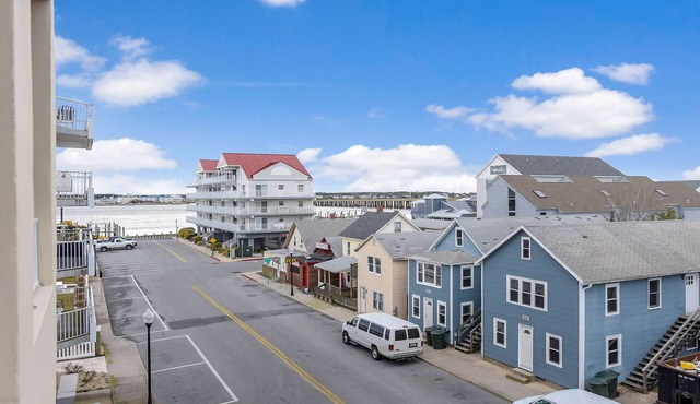 Unique, festive 3-bedroom luxury condo with adorable coastal decor and free WiFi located downtown on the bayside and just two blocks to the beach and Boardwalk!