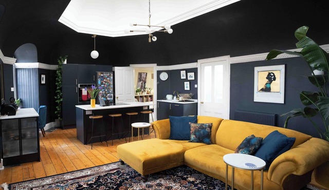 Unique flat in leafy location by Glagsow's Botanic Gardens. Walk to West End!