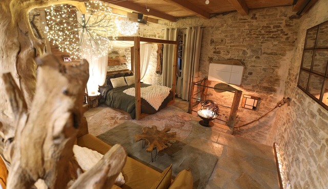 Unique Accommodations/Love Room/Air-Conditioned/Spa/Sauna in Saint-Hippolyte-de-Caton