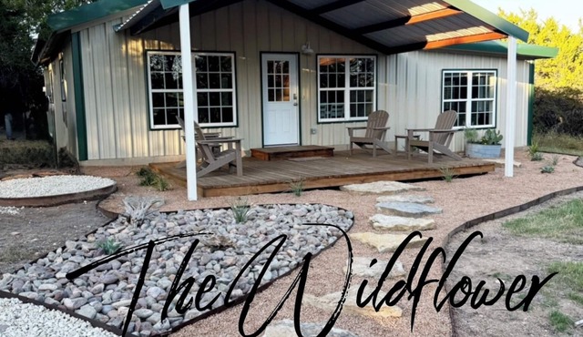 Unique, fun, country cabin- 2 miles from downtown!