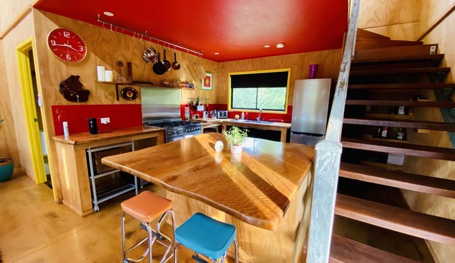 Unique funky Arthouse ‘Franks Place’ Hunchy Valley