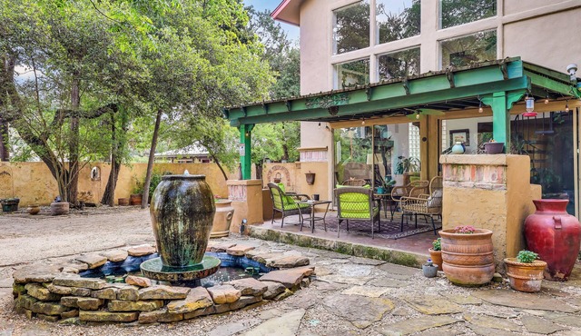 Unique gated Villa with hot tub, mins from Lake Travis! Discounted boat rentals!