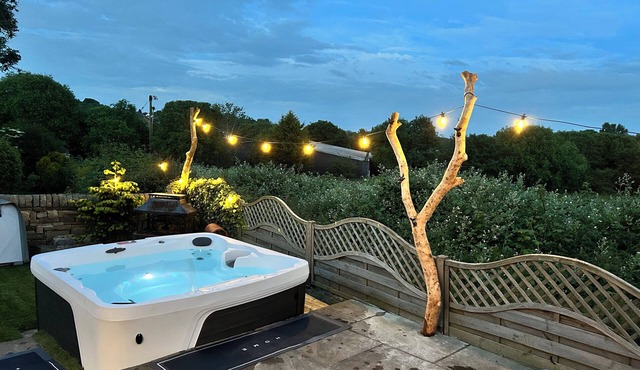 Unique getaway, surrounded by fields close to two great pubs.