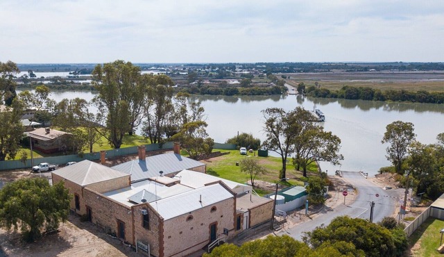 Unique group accommodation on the Murray River