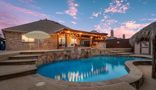 Unique heated pool & spa outdoor kitchen, game room near DFW sleeps 10-12