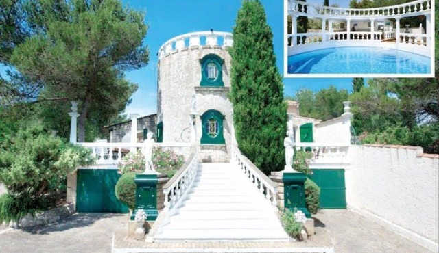 Unique hilltop villa in Provence, stunning private pool, 6+bdrms + optional gite