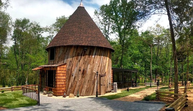Unique Hobbit House Accommodation with a Private Hot Tub in Shenandoah, Virginia