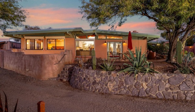 Unique Home/4 Acres/Private/5 BR 2 BA/Yoga