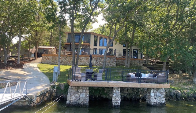 Unique home and 3 level bunkhouse. Lake of the Ozarks. Accommodate 24 guests!