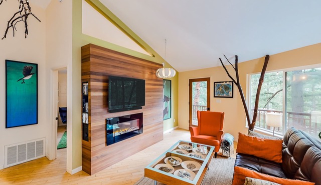 Unique home in the treetops with 360-degree deck & walkable location