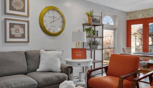 Unique Home Perfect for Gathering. Pets welcome!