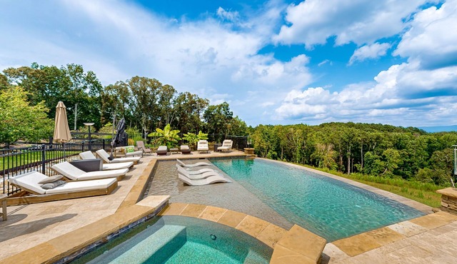 Unique home w/ping-pong, pool table and access to shared infinity pool & hot tub