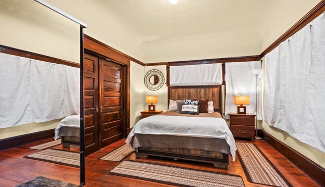 Unique House / 5BR / 5 Beds / 10 PX / Parking