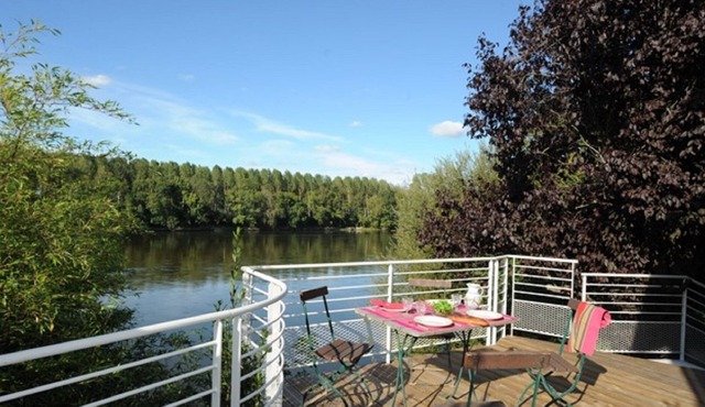 UNIQUE house directly on the banks of the Loire