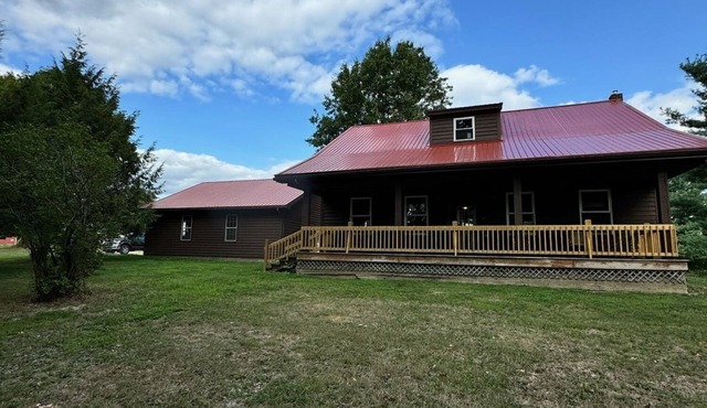 Unique house with mancave and game room. Wildlife, pet friendly, hot tub, Wi-Fi!