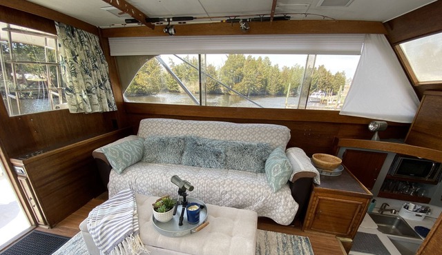 Unique Houseboat Experience!