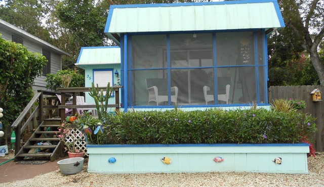 Unique Houseboat on Dry Lot-Perfect Romantic Getaway Or Family Friendly & Pet OK