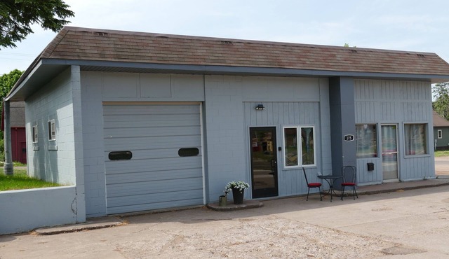 Unique Industrial 4 season recreational basecamp centrally located!