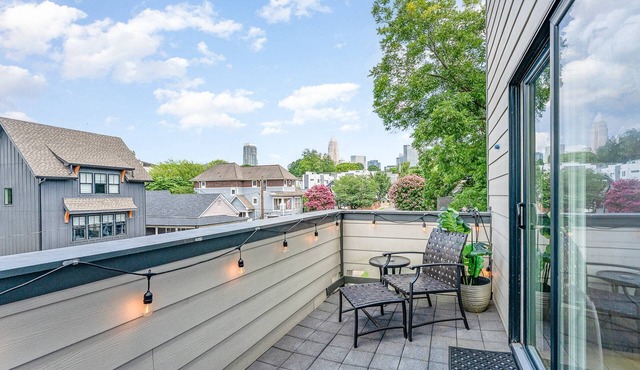 Unique Jaw-Dropping 6BR Duplex | 10 Min Walk to BOA Games & Concerts| Uptown City Views | Sleeps 20+