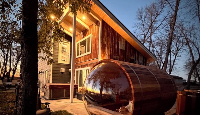 Unique Lake Cabin- Hot Tub, 2 Saunas, Massage Chair, Ice Baths - SPA