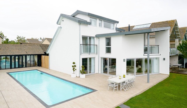 Unique lakeside property with private outdoor pool, hot tub & exclusive mooring.