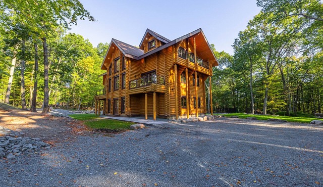 Unique Large 7 BR Log house with pool