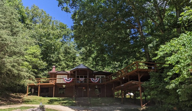 Unique Lodge Style Cabin With Hot Tub!