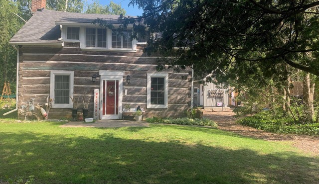 Unique Log Cabin in Port Elgin, ON, 30 second walk to sandy beach with HOT TUB!