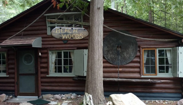Unique log cottage with view of Lake Michigan-pet friendly!