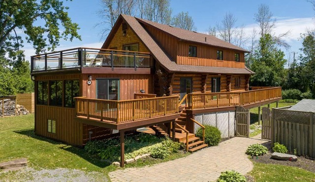 Unique Log House by the Lake, Retreat with Spa Amenities near Presque'ile Provincial Park