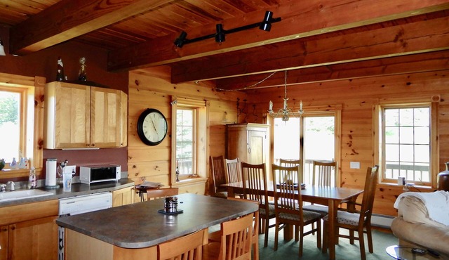 UNIQUE Log Style Cozy Ski Chalet - Walking Distance To Town - Pets Welcome