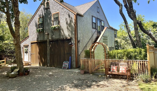 Unique & Lovely: Private Luxury Treetop Cottage, Close to Town, Shops & Beaches!