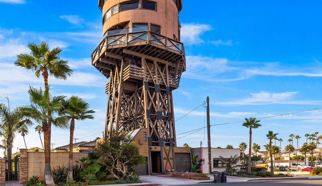 Unique luxury beach retreat with 360º views, bar/lounge, deck & balcony