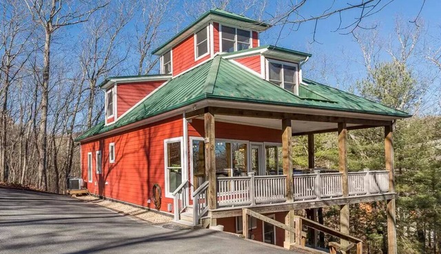 Unique Massanutten Lodge, Hot Tub, Game Room w/foosball and Gorgeous Views!