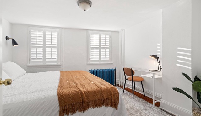 Unique Modern King Bed Townhome w/Driveway Parking