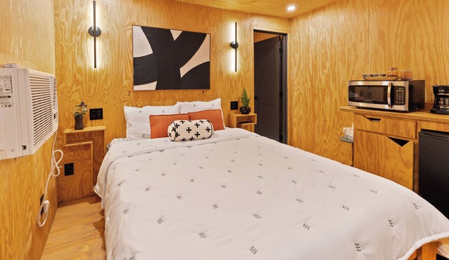 Unique "NEW" Studio Retreat - Hot Tub - Mins to Downtown, PHX Airport & ASU