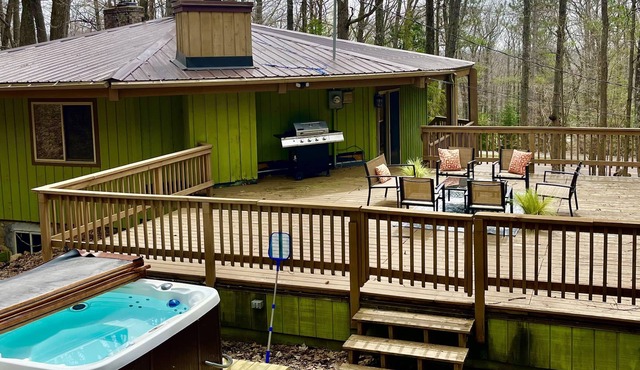 Unique Octagon Ski Lodge in heart of Rib Mountain State Park with hot tub