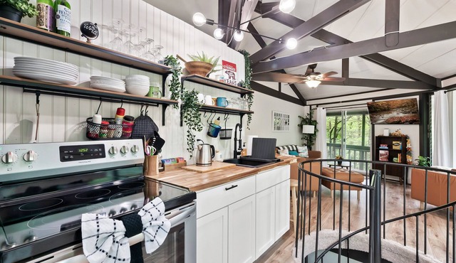 Unique octagon treehouse chalet, panoramic forest views, hot tub