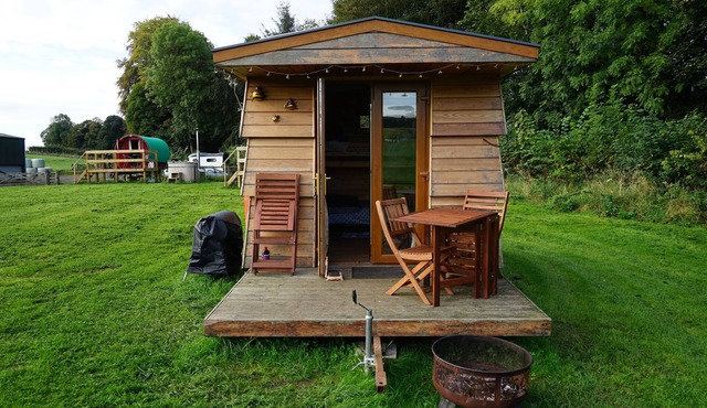 Unique, Off- Grid Beehive Pod at Westcote Glamping