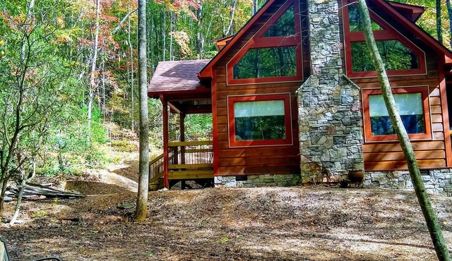 Unique -Oliver Creek Cabin in Wilderness-PRIVATE-King Bed, WiFi, Hot Tub, Hiking