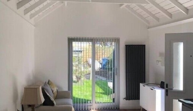 Unique one bed contemporary bungalow town centre