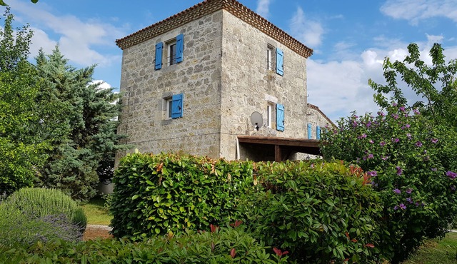 Unique, open plan stone barn with stunning features and views.