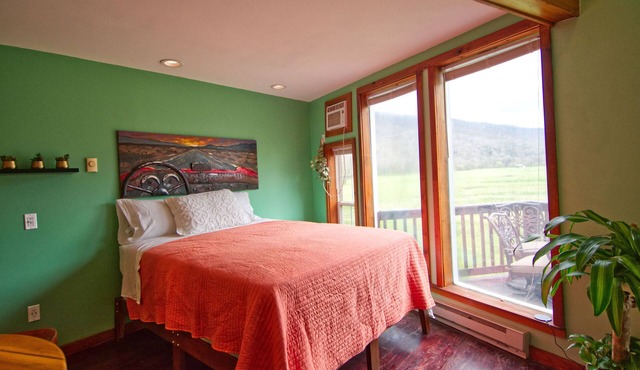 Unique Outdoorman's Dream! 25 Minutes to Chattanooga! Full Kitchen! Unique Stay