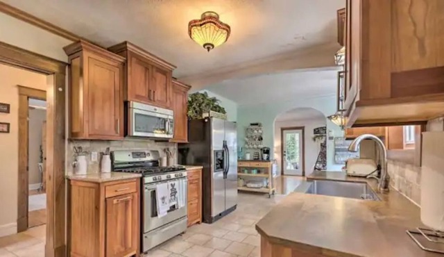 Unique Ozarks retreat w/ private hottub & backyard