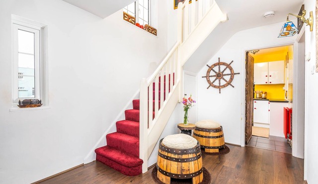 Unique Pirate Cottage in Penryn, Falmouth with hot tub, sleeps max 8