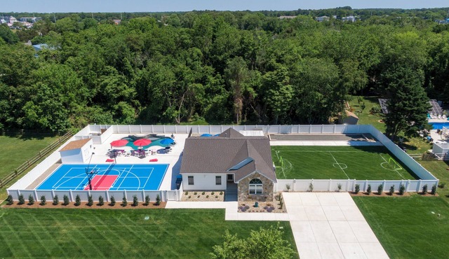 UNIQUE! PRIVATE POOL, HOT TUB-BBALL, PICKLEBALL, BOCCE COURTS! Rehoboth Bch