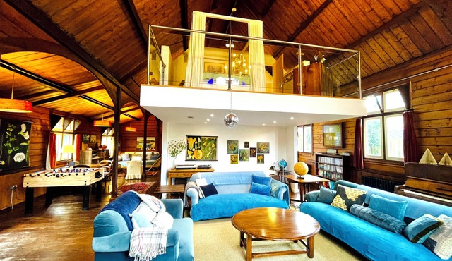 Unique, quirky tin tabernacle perfect for cozy group getaways, near coast & pub