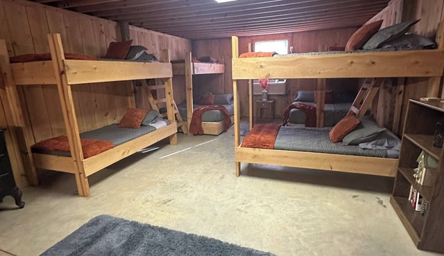 Unique & Remodeled Bunkhouse Sleeps up to 10. Direct Access to Brimstone Trails.