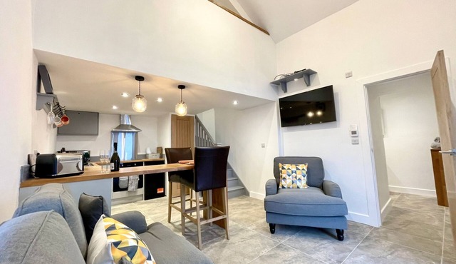 Unique, remote and peaceful barn with hot tub. Walks from the door.